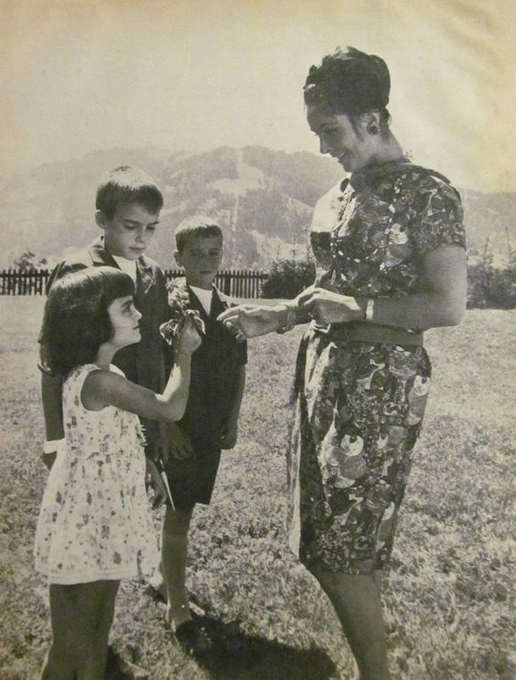 Mother and children do window-shopping: Elizabeth Taylor with Liza, Christopher and Michael Jr - Elizabeth Taylor with her children, Michael, Christopher, and Liza who offers her a flower. What a gaze of love between mother/daughter! In Germany, with her mother and Liza, Elizabeth Taylor holds Maria in her arms.