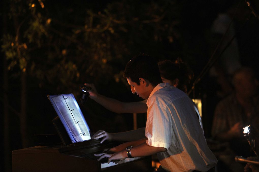 Lorène Giron a organisé la fête du 14 juillet à Vallon, composé les morceaux des bâteliers et fait l'arrangement de la partie musicale du feu d'artifice. Les élèves et la chorale ont participé à la manifestation, voici quelques images de ce