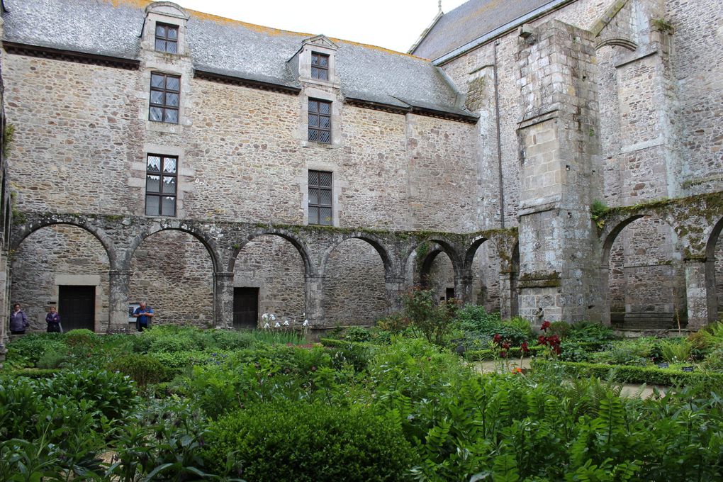 Croisière sur la Rance Dinan et Lehon. Visite de la petite Cité de caractère et de l'Abbaye Saint-Magloire, fondée au ix siècle et située sur les berge de la Rance. 