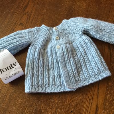 Un joli petit gilet brassière pour bébé 1-3 mois en laine BB mérinos de chez Fonty