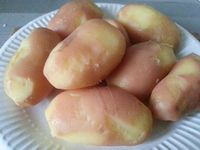 2 - Découper en rondelles les olives noires, écaler les oeufs durs refroidis et les couper en rondelles. Eplucher les crevettes roses et les couper en deux dans le sens de la longueur. Peler les pommes de terre cuites à l'eau et les détailler également en rondelles.