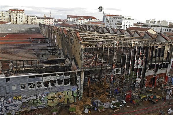 Les photos de l'incendie criminel de la Vaca Loca et de la Friche RVI à Lyon la nuit du 19 au 20 décembre 2010