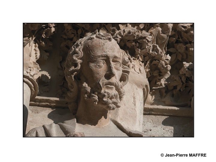 Le célèbre sourire de l'ange de Reims ne doit pas faire oublier les merveilles qui l'entourent comme tous ces visages sculptés pleins de vie et de vérité.