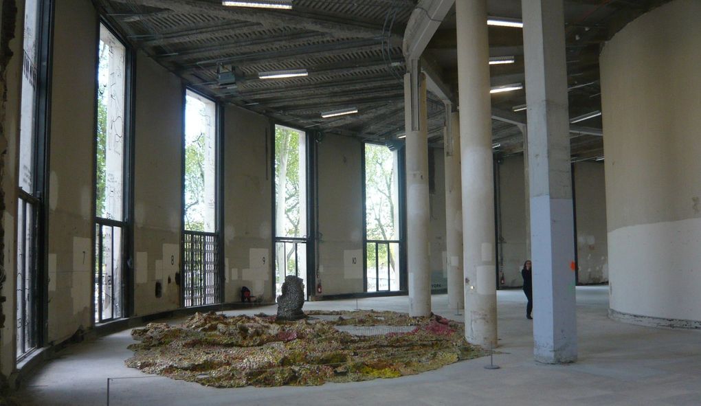 Brahim El Anatsui, Broken Bridge, sculpture in situ miroirs et tôles rouillées, façade du Palais Galliera, Paris  &  Tiled Flower Garden, sculpture in situ capsules de métal concassées de bouteilles, Palais de Tokyo, Paris © Le Curieux des arts Gilles Kraemer, présentation presse de La Triennale / Intense proximité, 19 avril 2012
