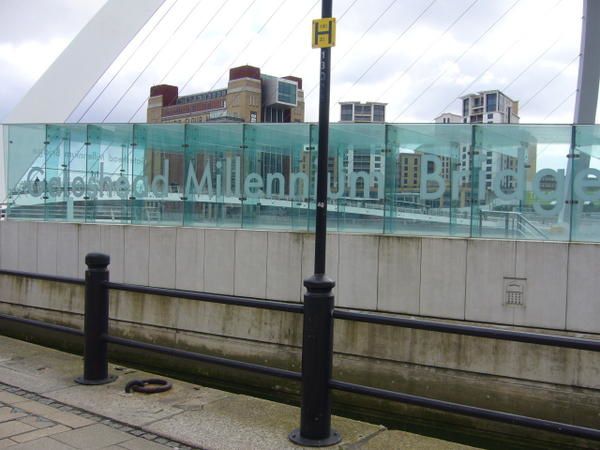 <p><strong>09/04</strong> : Je suis all&eacute;e me promener le long de la rivi&egrave;re Tyne, juste au centre ville de Newcastle. Et l&agrave; on peut voir le Millennium Bridge,&nbsp;un superbe &quot;joyau&quot; architectural&nbsp;: c'est &nbsp;un pont pi&eacute;tonnier, qui est le premier du monde &agrave; basculer &agrave; la verticale pour laisser passer les bateaux. Il a &eacute;t&eacute; construit entre 1998 et 2001. Tr&egrave;s joli! </p>
<p>The Sage, le batiment tout en verre, est une 