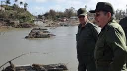 Raúl Castro visita la zona devastada