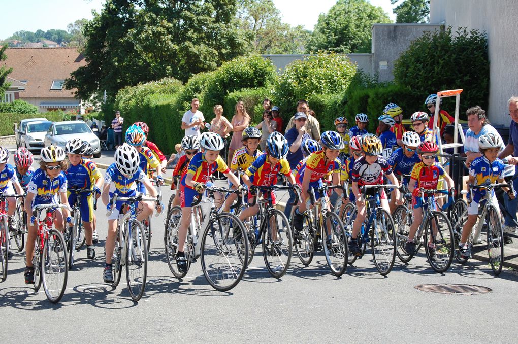 Villiers sur Orge 26/5/2012. Une bonne position sur la ligne, un départ canon et une arrivée en côte ! Robin s'est donné à fond, et finit 3ème ! Robin goûte le plaisir d'entendre son nom pour le podium final !