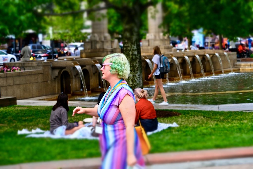 2 amoureux et un  passionné farfelu fouillant la bibliothèque de Brattle Book Shop, le Boston Common et sa fantaisie jusque dans le regard des écureuils, de doux regards féminins et quelques personnages iconoclastes fleurant bon le passé et la transgression.