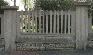 Plus personne ne fait attention aux clôtures en panneaux de béton pleins ou ajourés, tellement ces éléments font partie du "paysage" de nos banlieues.
Ces quelques photos prises au Raincy, dans les communes voisines (et parfois plus