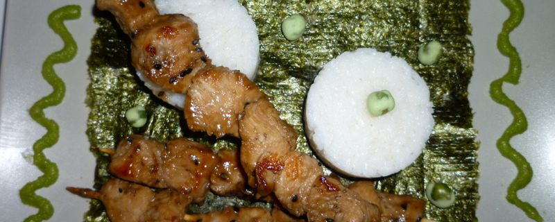 Brochettes de dinde Yakitori sur feuille d'algues Nori...