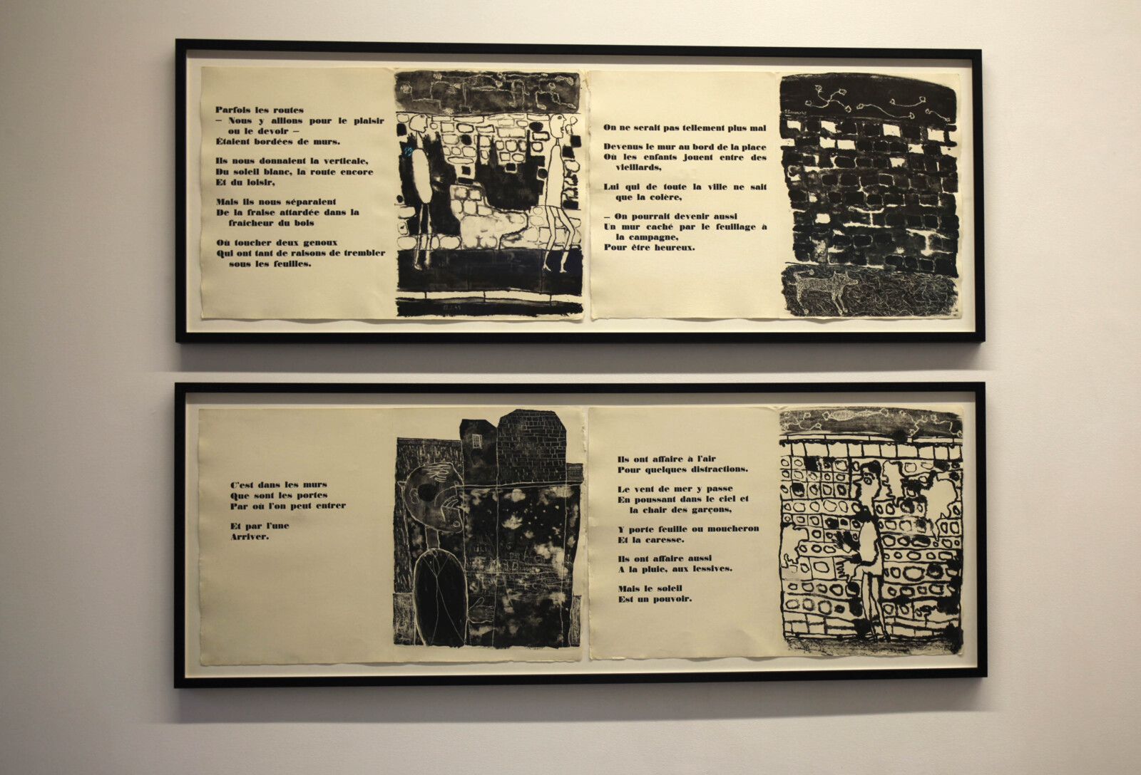 "Mur et voyageurs (Planche9) + Chien pissant au mur (Planche 10) + "Poèmes de Guillevic", 1945-1950 et "Homme coincé dans les murs (Planche 3) + Passant dans les murs (Planche 4) + Poèmes de Guillevic", 1945-1950 de Jean DUBUFFET - Courtesy de la Fondation Dubuffet et  de Galerie Christophe GAILLARD © Photo Éric Simon