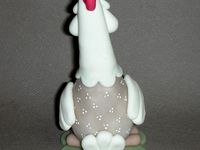 Petite poule en porcelaine froide