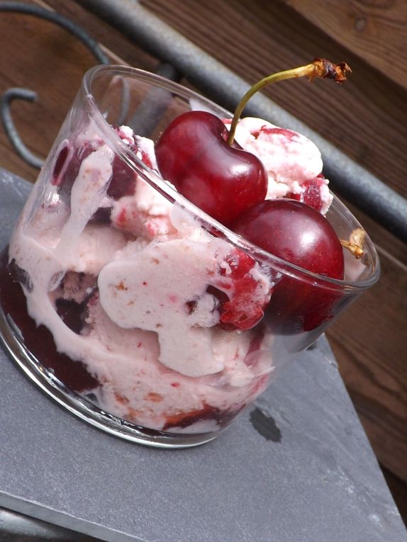 Glace au fromage blanc de brebis,cerises et créme d'amande IG bas