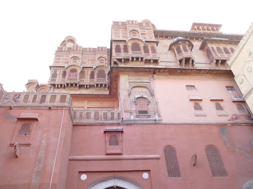 FORT JUNAGARH : Plusieurs types de style architectural sont discernés dans le complexe du fort 