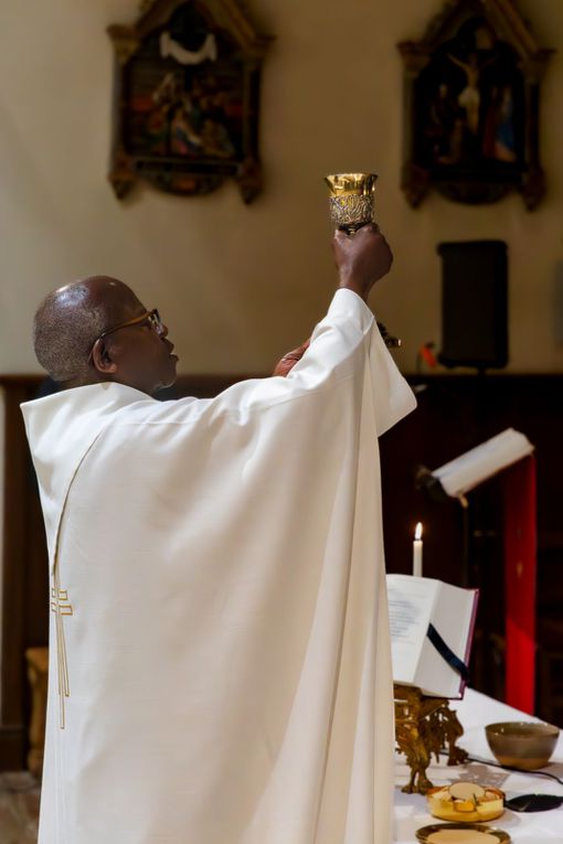 L'Eucharistie et l'Adoration du St Sacrement.