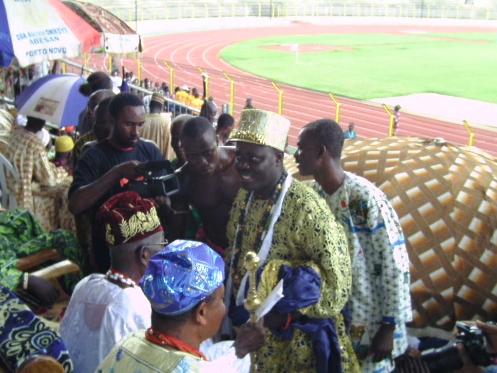 Après Abomey qui a célébré le centenaire de la mort du roi Béhanzin en 2006, c’est le tour de la ville de Porto-Novo de commémorer le centenaire de la mort de son souverain, le roi Toffa (1908-2008) du 26 Avril au 2 Mai 2010 à Porto- Novo.