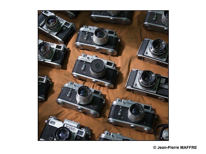 Pour les nostalgiques de la photo argentique, la Foire à la photo de Bièvres est devenue un rendez-vous incontournable. On peut y trouver toutes sortes d’appareils photo anciens, des photos de collection et l’occasion de réaliser des photos insolites.