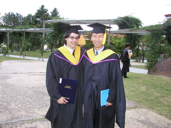 Bon ben c'est surtout pour la famille la (rien avoir avec la musique).<br />Voici quelques petites photos prises lors de la ceremonie de graduation pour le Master.