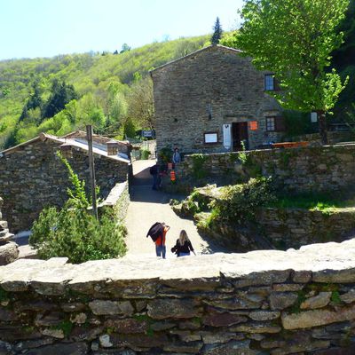 Les ruines du château d'Hautpoul/ Sous la passerelle de Mazamet.