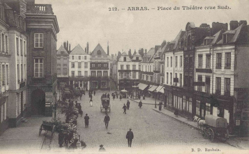 Place du Théâtre et rue du Chaudron (Petit-Chaudron). Georges Trassoudaine et Jules Déprez, architectes, 1923 - Photographie des destructions, source : médiathèque municipale - Cartes postales, source : collection privée et archives départementales du Pas-de-Calais, collection Georges Bacot (première carte postale).