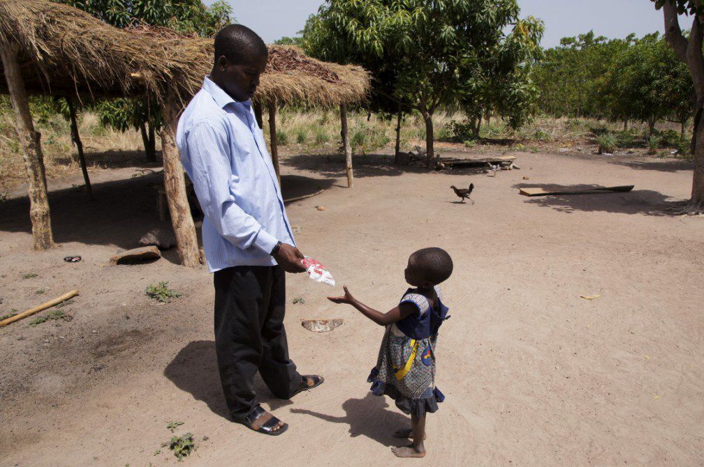 Distribution des bonbons du conteneur reçu en 2011 grâce aux efforts de Franziska et Leo Strauch d'Allemagne. Le nom de photo indique en même temps le lieu de la paroisse. C'est juste quelques exemples, car tous les diocèses du Togo et quelques p