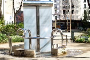 Une fontaine d'eau douce Square de la Madone