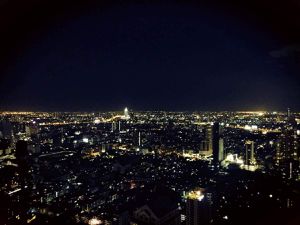 La nuit est tombée, nous observons l'agitation de la ville avec la sensation d'être coupée d'elle. Au sommet de cette tour, le temps semble s'être arrêté !