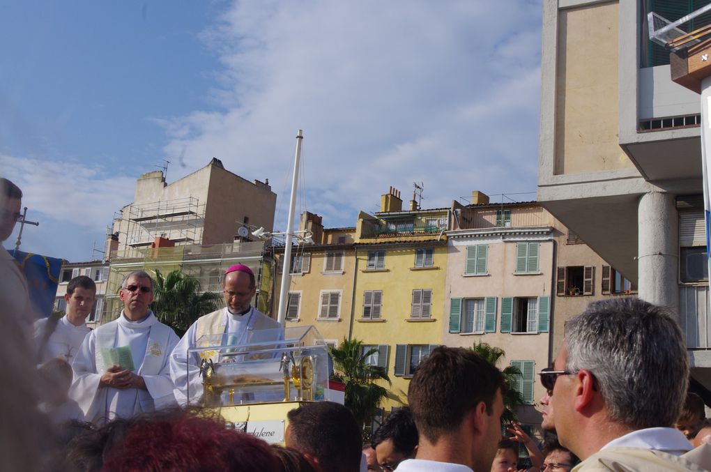 Grande procession en présence de Mgr Rey et Mgr Fisichella dans les rues du Centre ville