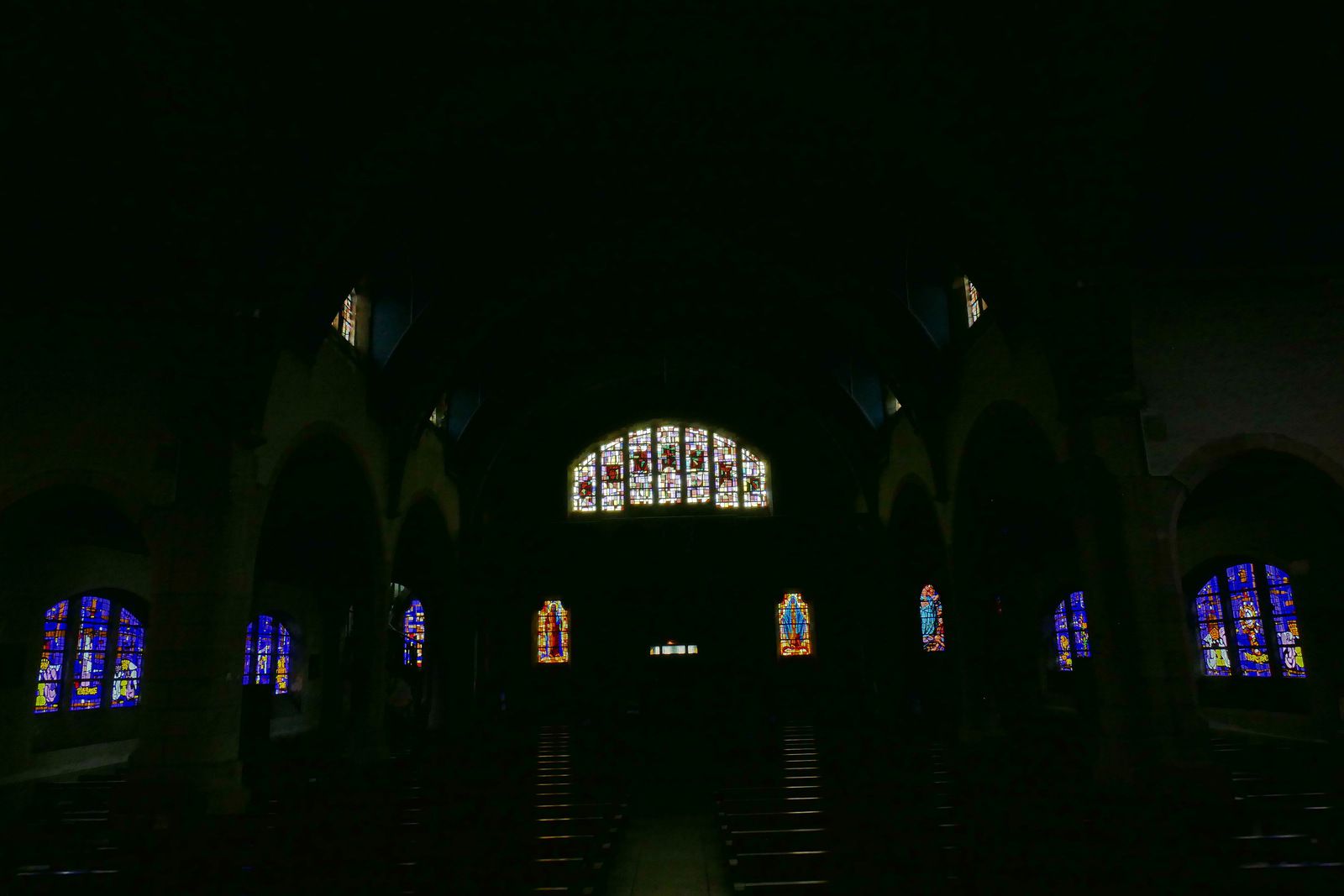 Vitraux (dalle de verre, Félix Razin, 1931) de la nef de l'église Saint-Rémy de Camaret-sur-Mer. Photographie lavieb-aile 13 juillet 2021.