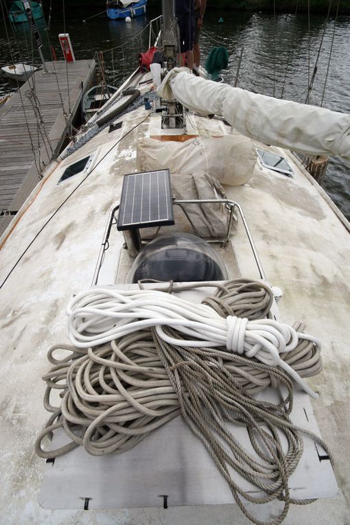 En me promenant sur le Port de la Roche-Bernard, dans le Morbihan, sur les bords de la Vilaine, j'ai eu un coup de coeur pour un dériveur intégral "INOX" et son skipper Marcel Bardiaux Photos Thierry Weber Photographe La Baule Guérande