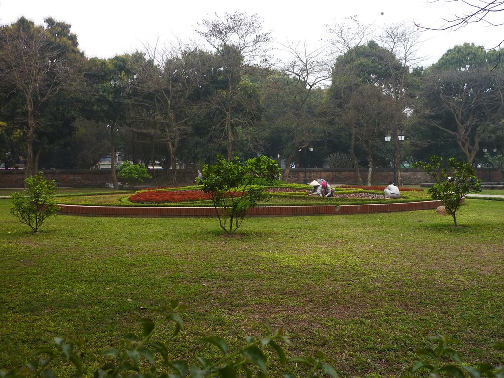 Le trajet depuis la frontiere, long :)
Premieres balades dans la ville grouillante d'Ha Noi
Temple de la Litterature