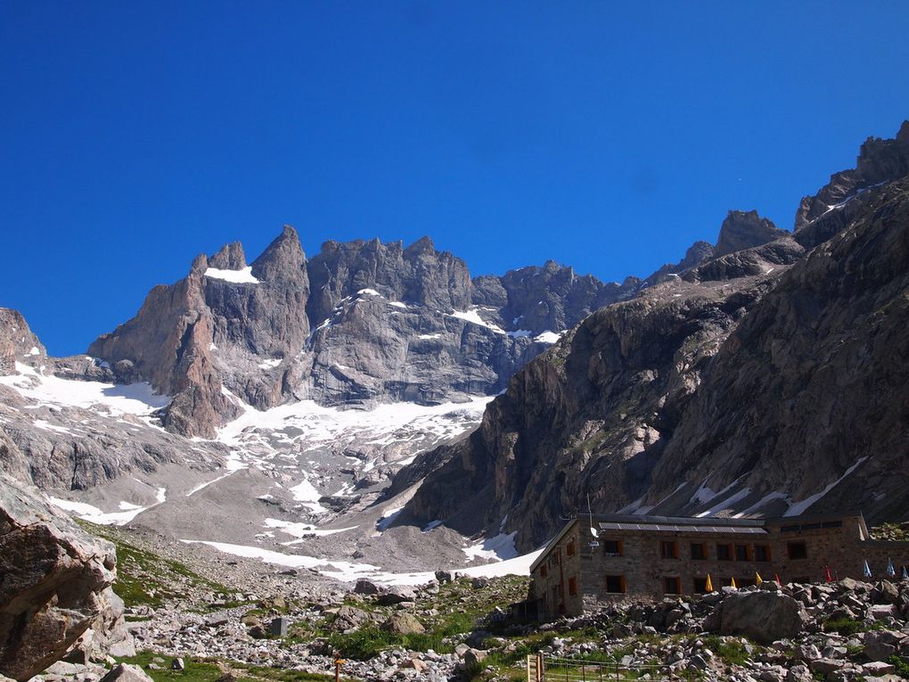 Le refuge du Chatelleret et la Meije face sud