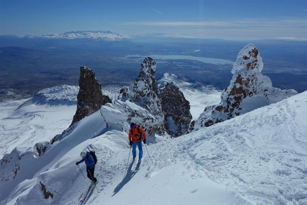 du basalte plâtré au calcaire encaissé