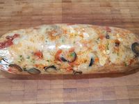 3 - Couper une feuille de film alimentaire, l'étaler sur un plan de travail, saupoudrer d'un mélange de paprika doux et pimenton piquant. Placer la préparation à base de poulet en forme de boudin sur le film alimentaire. Enrouler le film autour pour former un boudin bien serré. Enrouler dans plusieurs couches de film étirable pour garantir une bonne étanchéité. Bien fermer les côtés avec des liens alimentaires en silicone ou de la ficelle. Mettre à cuire dans une casserole d'eau à frémissement pendant 40 à 45 mn. Une fois le temps écoulé, égoutter le boudin sans ôter le film étirable, laisser refroidir et placer au réfrigérateur pour une nuit. Sortir du frais, retirer le film étirable.