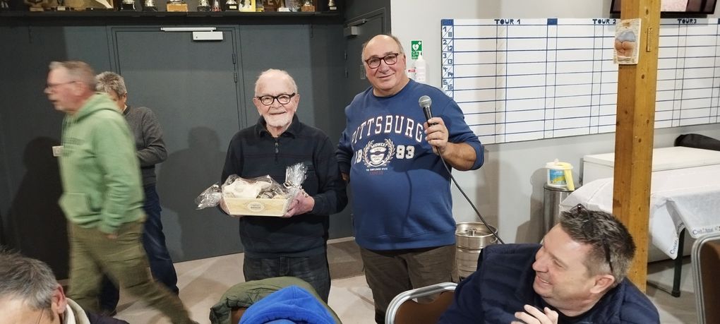 Christophe a offert son bon cadeau (qu'il a gagné à la tombola) aux jeunes du club. Merci pour ce beau geste.