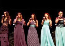 carmel a cappella, un quintet vocal féminin spécialisé dans la musique polyphonique a cappella de tout premier ordre