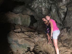 Le tunnel de lave s'ouvrant sur le Motu Tautara.