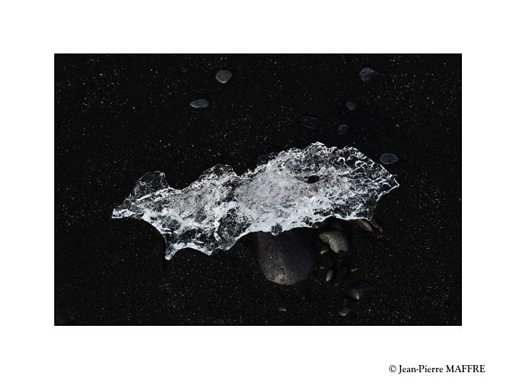 La beauté du lieu est due à la présence du sable noir et aux multiples icebergs et blocs de glace qui viennent s’y échouer. Leurs couleurs vont du bleu au blanc, en passant par le transparent ou même le noir.