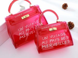 Ces sacs me rappellent le Kelly vinyle de chez Hermes... Oui mais en beaucoup plus compact. (Photo 1: Kelly Hermes vs sans marque)