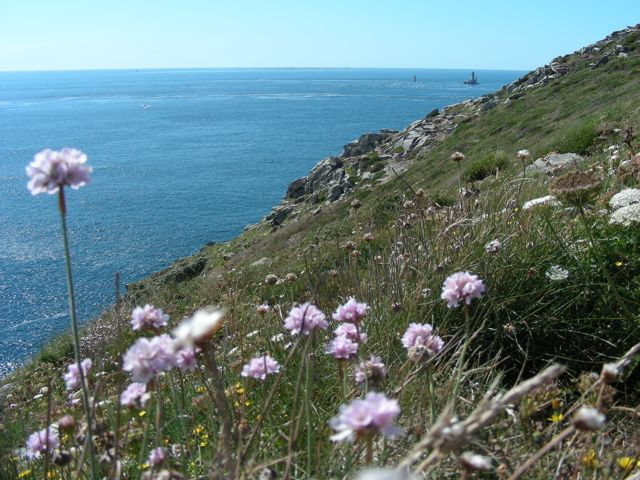 Les campagnes évoluent avec la modernisation de l'agriculture, le développement du tourisme et le tropisme (l'attirance) vers les littoraux : La Bretagne témoigne de ces évolutions. Les photos sont prise en 2007 dans le Finistère.