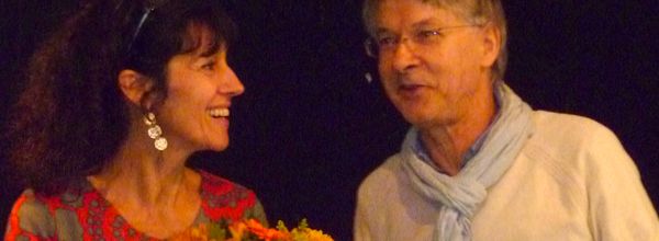 Myriam Saligari reçoit le Prix d'une association littéraire.