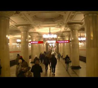 Métro de Saint-Pétersbourg, Station éclairée de lustres