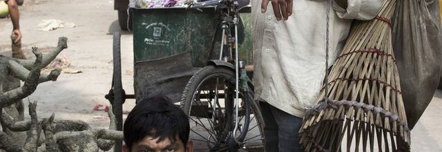 INDE - WEST BENGAL - KOLKATA - QUARTIER DE KUMARTULI - LA TERRE ET LA PAILLE