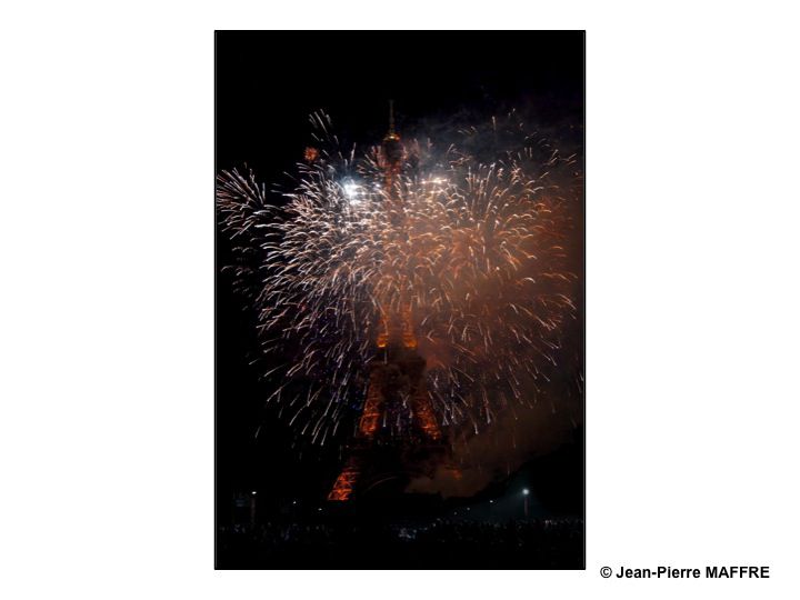 En 2009, la Tour Eiffel avait 120 ans. A l’occasion du feu d’artifice du 14 juillet, elle s’est transformée, dans un déchaînement de feu et de couleur, en bougie géante pour fêter son anniversaire et rendre un hommage à son créateur.