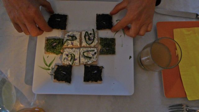 feuilleté ou gâteau de Primevère à la Clotilde Boisvert, Assiette Benoît création de crosses de fougère aigle, toasts de Porcelle enr, la traditionnelle tarte aux orties, cake à la Berce confite, respounchous de Tamier, salade de Violette et autres toasts de Lierre terrestre