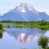 Reflet de montagne dans l`eau