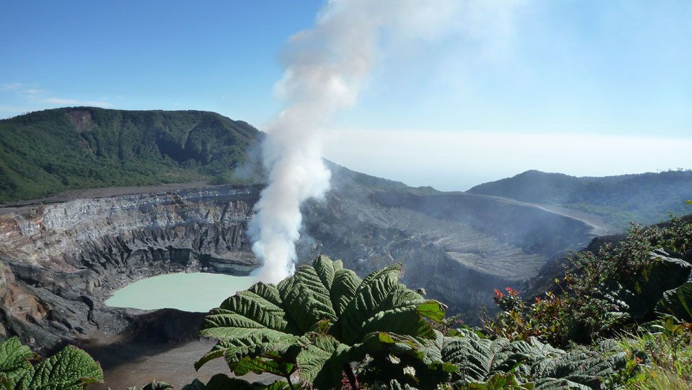 Photos du Volcan Poas avec ses fumerolles faites le 18 avril 2010. Tous droits réservés TACACORI EcoLodge - Alajuela - COSTA RICA. www.tacacori.com