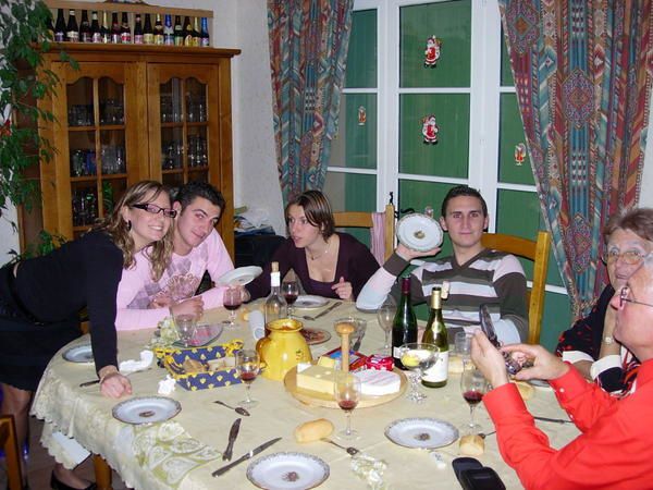 Photos du repas de famille, avec remise des cadeaux.