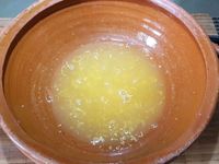 1 - Découper le poulet en lanières dans le sens de la longueur. Peler, dégermer l'ail et l'écraser. Prélever le zeste du citron puis presser le jus, ainsi que celui d'une orange. Mettre le tout dans un plat creux.