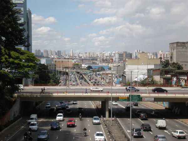 Folle métropole : São Paulo avec ses quelques poumons verts et son artère célèbre, son marché couvert, ses musées d'art et son histoire...
